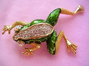 vintage1990lucitefrogpin_vintagefrogrhinestonepin_rhinestonevintagefrogbrooch_lucitefrogpinsvintage_greendiamondfrogpins_ladiesdesignerjewelry