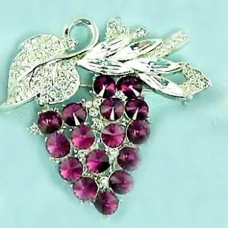 grapepins_grapeclusterbrooch_purpleamethystgrapepins_purplerhinestonegrapepins_grapebrooches_designergrapepins_winetastingpins_grapefestivalpins